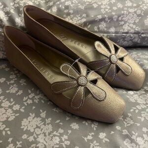 Katy Perry The Evie Daisy Flat Women’s Size 9.5 Shoes, Gold Tone, new with tag